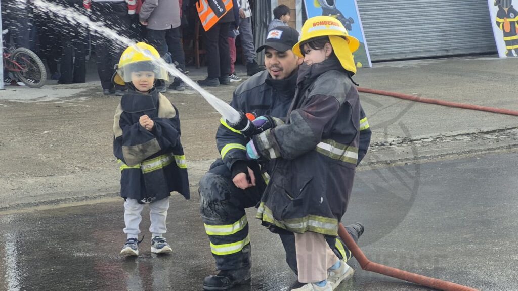 BOMBEROS DE TOLHUIN CELEBRARON EL DÍA DEL NIÑO CON LA COMUNIDAD. – El ...