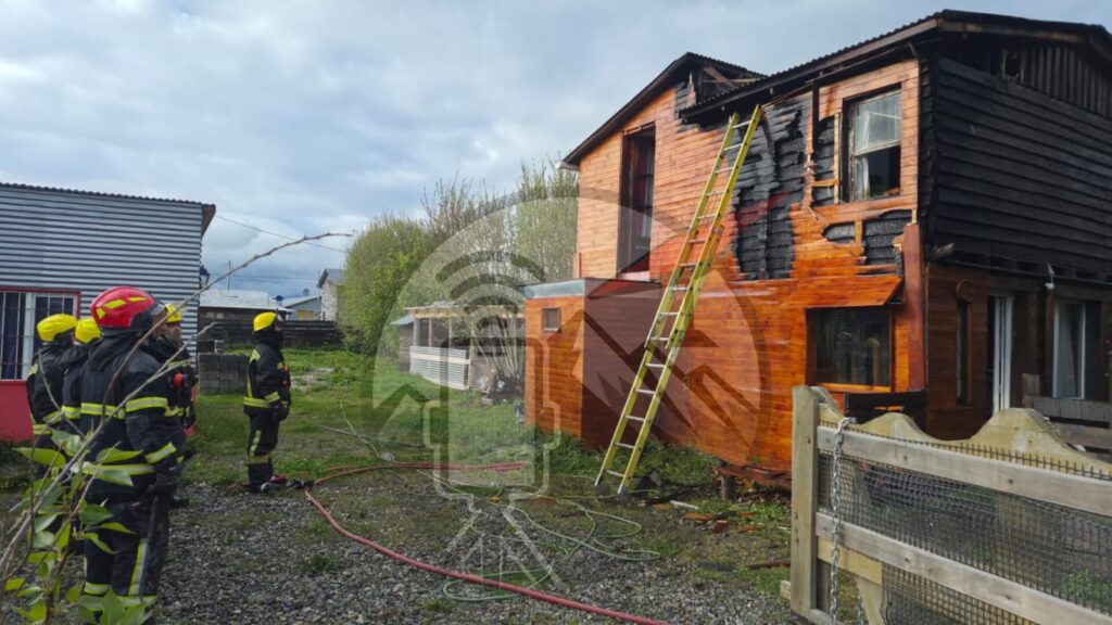INCENDIO EN UNA VIVIENDA DE TOLHUIN: BOMBEROS ADVIERTE SOBRE EL RIESGO DE INSTALACIONES ELÉCTRICAS ANTIGUAS.